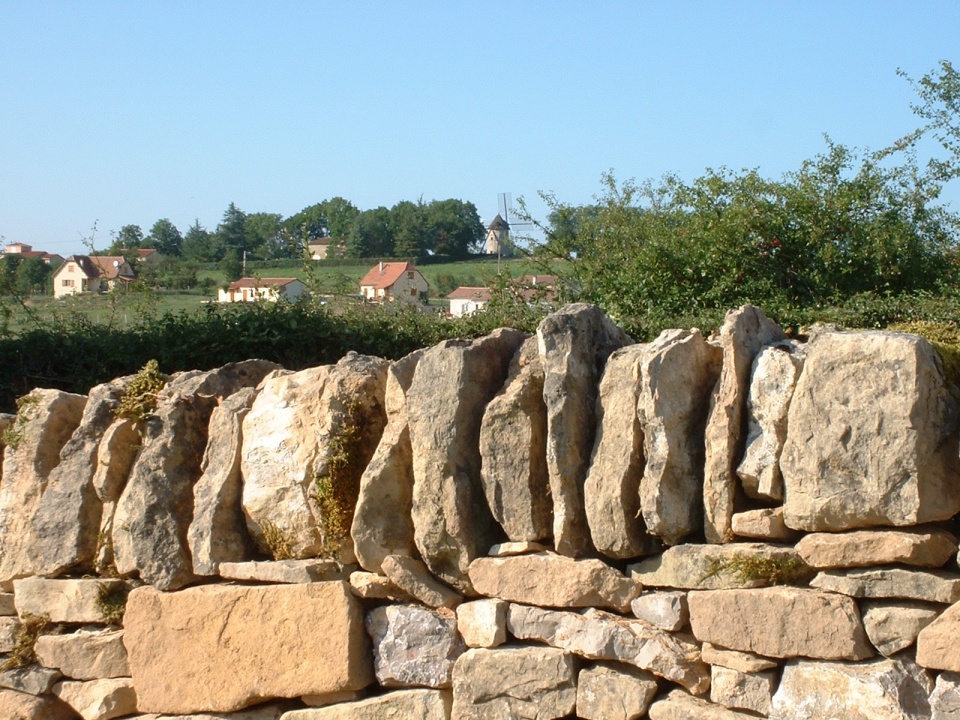 Muret en pierre sèche à Saint-Jean-Mirabel dans le Lot