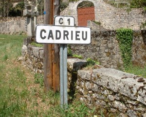Panneau du village de Cadrieu