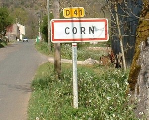 Panneau du village de Corn dans le Lot