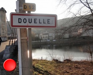 panneau du village de Douelle dans le Lot