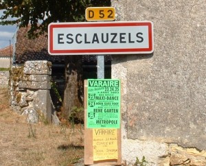 panneau du village d'Esclauzels dans le Lot