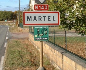 Panneau du village de Martel dans le Lot