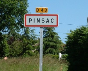 Panneau du village de Pinsac dans le Lot