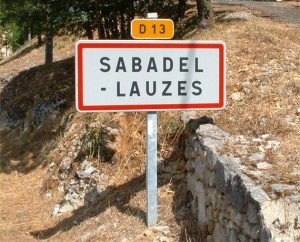 Panneau du village de Sabadel-Lauzès dans le Lot