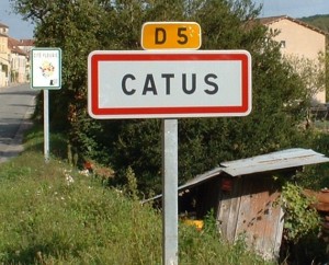 Panneau du village de Catus dans le Lot