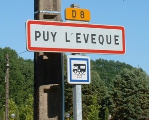 Panneau du village de Puy l'Évêque dans le Lot