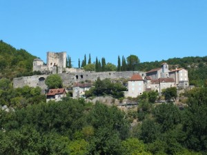 Point de vue sur Montbrun (bourg) dans le Lot depuis Saujac dans l'Aveyron