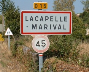 Panneau du village de Lacapelle-Marival dans le Lot
