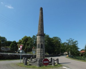 Aiguille de Livernon - Monument aux morts à Livernon (bourg) dans le Lot