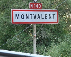 Panneau du village de Montvalent dans le Lot