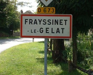 Panneau du village de Frayssinet-le-Gélat dans le Lot