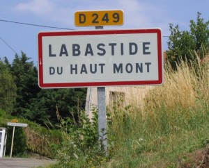 Panneau du village de Labastide-du-Haut-Mont dans le Lot