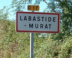 Panneau du village de Labastide-Murat dans le Lot