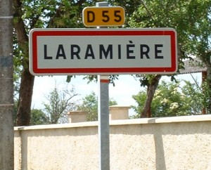 Panneau du village de Laramière dans le Lot