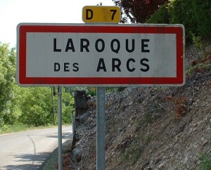 Panneau du village de Laroque des Arcs dans le Lot