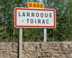 Panneau du village de Larroque-Toirac dans le Lot