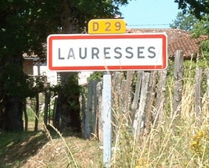 Panneau du village de Lauresses dans le Lot