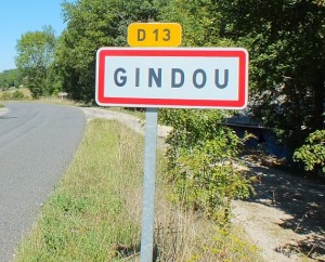Panneau du village de Gindou dans le Lot