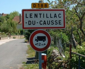 Panneau du village de Lentillac-du-Causse dans le Lot