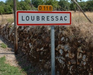 Panneau du village de Loubressac dans le Lot