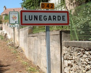 Panneau du village de Lunegarde dans le Lot