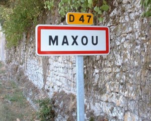 Panneau du village de Maxou dans le Lot
