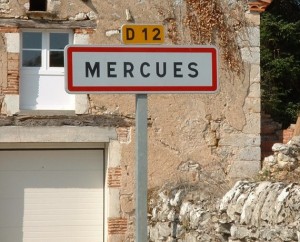Panneau du village de Mercuès dans le Lot