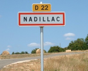Panneau du village de Nadillac dans le Lot