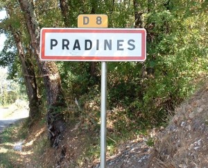 Panneau du village de Pradines dans le Lot