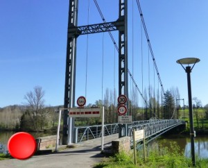Pont suspendu sur le Lot à Albas (bourg)