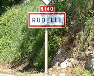 Panneau du village de Rudelle dans le Lot