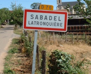 Panneau du village de Sabadel-Latronquière dans le Lot