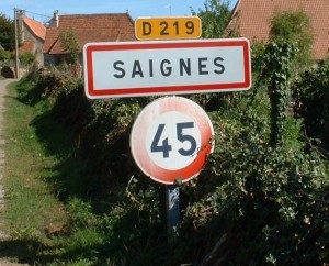Panneau du village de Saignes dans le Lot