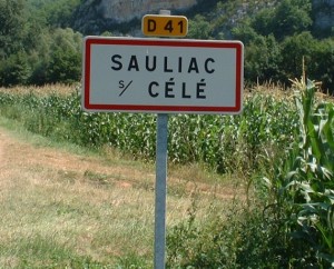 Panneau du village de Sauliac-sur-Célé dans le Lot
