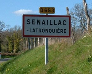 Panneau du village de Sénaillac-Latronquière dans le Lot