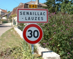 Panneau du village de Sénaillac-Lauzès dans le Lot