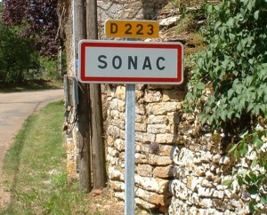 Panneau du village de Sonac dans le Lot