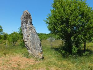 Le menhir de Bélinac à Livernon dans le Lot