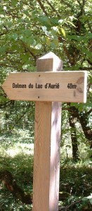 Panneau indicateur du dolmen du Lac d'Aurié à Limogne-en-Quercy dans le Lot