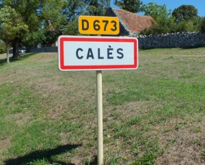 Panneau du village de Calès dans le Lot
