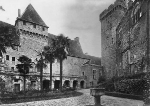 La cour intérieure du château de Castelnau Bretenoux
