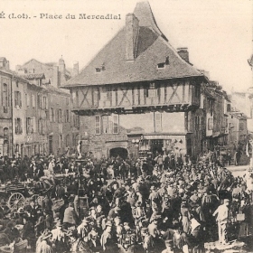 La Place du Mercadial à Saint-Céré dans le Lot - LOT'refois