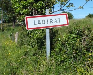 Panneau du village de Ladirat dans le Lot