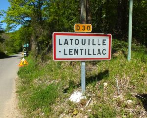 Panneau du village de Latouille-Lentillac dans le Lot