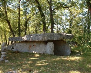 Circuits randonnée pédestre - Livernon - Livernon-Assier et ses cazelles monumentales - 13km (le dolmen de la Table Roux à Assier)