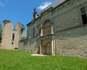 Châteaux & Fortifications - Assier - Château (bourg) - -