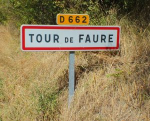 Panneau du village de Tour-de-Faure