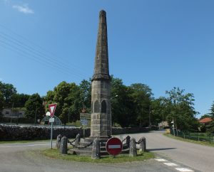 Monuments - Livernon - Aiguille (monument aux morts) -