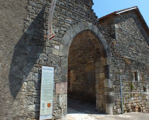 Châteaux & Fortifications - Calvignac - Porte ogivale de l'ancien castrum -